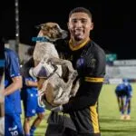 Cachorro adotado por clube levanta taça com jogadores do time do Iguatu, no Ceará