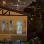 Raio atinge antena de rádio e torre desaba sobre duas casas durante chuva em Orós, no Ceará