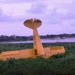 Avião de pequeno porte tenta fazer pouso e cai de bico na Lagoa do Catu, em Aquiraz (CE)