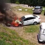 Carro pega fogo no estacionamento do Horto do Padre Cícero em Juazeiro do Norte