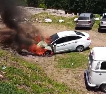 Carro pega fogo no estacionamento do Horto do Padre Cícero em Juazeiro do Norte