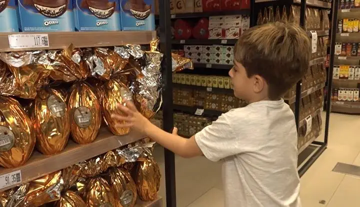 Variação de preço dos ovos de Páscoa chama atenção e antecipa corrida aos supermercados em Fortaleza