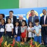 Ceará recebe selo ouro de compromisso com a educação em cerimônia com Elmano, Camilo e Lula