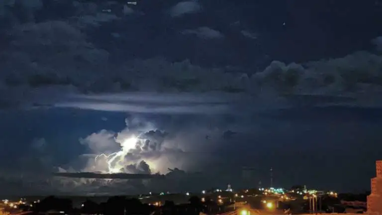Ceará registra mais de 3 mil raios em 24 horas; Fortaleza contabiliza 13 descargas