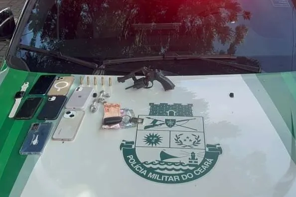 12 pessoas são capturadas em casa com armas e drogas em Sobral, no Ceará