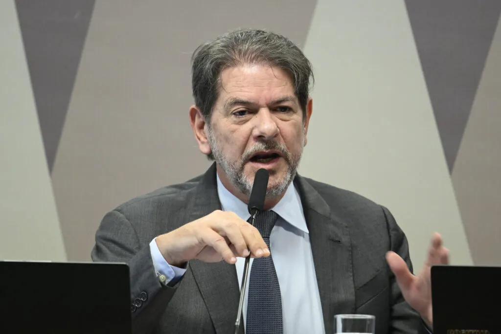 Cid Gomes se refere a Alcides Fernandes como “pai do André”: “ninguém sabe nem quem é”