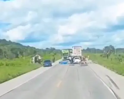 Acidente deixa 10 pessoas feridas após engavetamento de veículos na BR-222 no Ceará