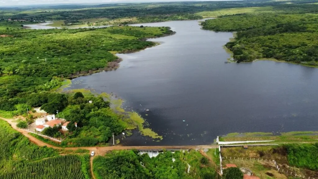 Açude Pau Preto volta a sangrar após um ano e chega a 100% da capacidade no Cariri