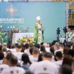 Arcebispo de Fortaleza participa de encontro com casais no Centro de Eventos