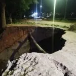 Galeria é destruída pela força da água e abre cratera em rodovia de Pacajus, no Ceará