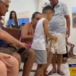 Menino de 5 anos emociona em celebração do Lava-Pés em Ipueiras, no Ceará