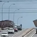 Motociclista é atingido por papelão que se soltou de caminhão em viaduto de Fortaleza