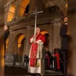 Papa Leão XIV participa da Via-Sacra no Coliseu durante Sexta-Feira Santa em Roma