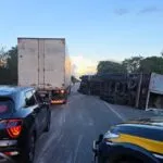 Tombamento de carreta deixa BR-116 parcialmente interditada em Cascavel, no Ceará
