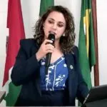 Vereadora de Ubajara, no Ceará, pede desculpas após viralizar fazendo gesto obsceno na Câmara