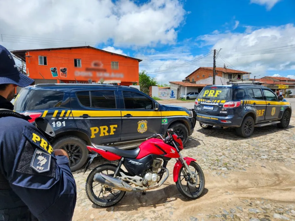 PRF apreende veículos clonados durante operações na BR-222, no Ceará