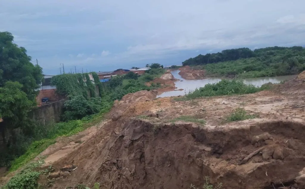 Moradores temem ruptura de barreira com água represada perto de casas no Aeroporto, em Fortaleza