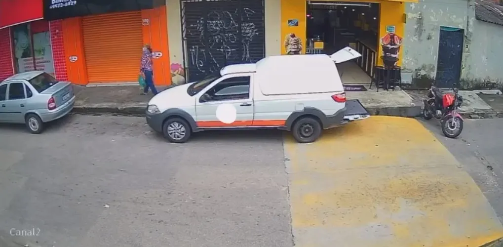 Câmera registra momento em que idosa furta celular dentro de carro em Fortaleza