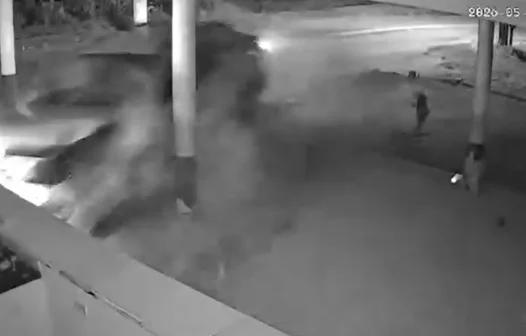 Carro desgovernado perde o controle e invade restaurante em Crateús, no Ceará