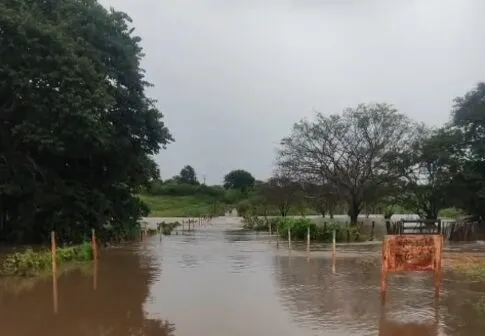Chuva intensa causa alagamentos em Tauá, no interior do Ceará