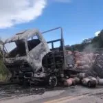 Caminhão com carga de botijões de gás pega fogo e gera explosões em São Benedito, no Ceará