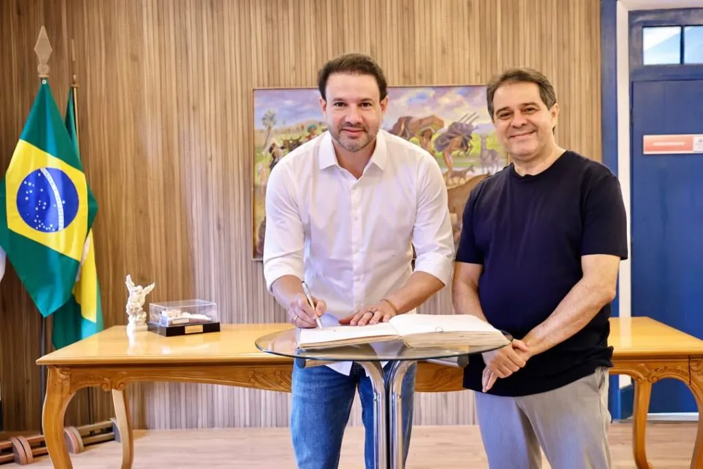 Prefeito Evandro Leitão anuncia afastamento temporário; Leo Couto assume Prefeitura interinamente