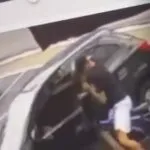 Idoso reage a assalto, luta com criminoso tornozelado, mas tem celular roubado