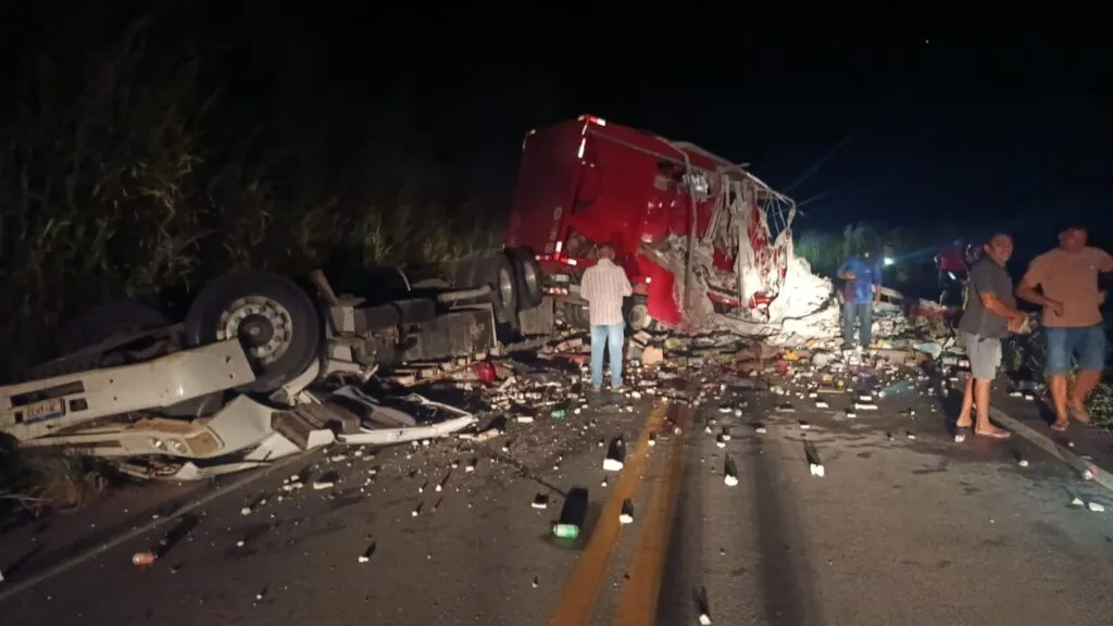 Acidente entre dois caminhões deixa quatro mortos na CE-284 em Saboeiro, no interior do Ceará